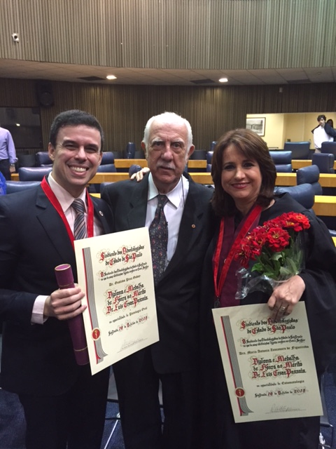 Profs Gustavo Godoy e Maria Antonia Figueiredo com o Prof. Gilberto Marcucci, um dos fundadores da SOBEP durante a entrega da Medalha Pannain de 2015